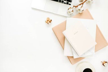 Kadın ev ofis büro dizüstü bilgisayar, dizüstü bilgisayar, kahve fincanı, pamuk şube beyaz arka plan üzerinde. Düz yatıyordu, en iyi görünüm çok az blogger çalışma alanı.