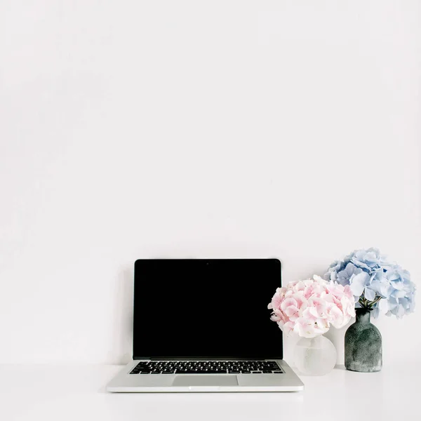 Leeg Scherm Laptop Roze Blauwe Hortensia Bloem Boeketten Witte Achtergrond — Stockfoto