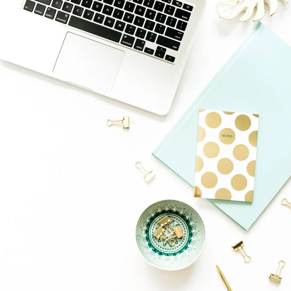 Bureau Moderne Avec Ordinateur Portable Accessoires Sur Fond Blanc Couché — Photo