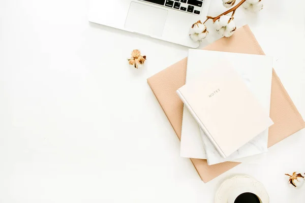 Kadın ev ofis büro dizüstü bilgisayar, dizüstü bilgisayar, kahve fincanı, pamuk şube beyaz arka plan üzerinde. Düz yatıyordu, en iyi görünüm çok az blogger çalışma alanı.