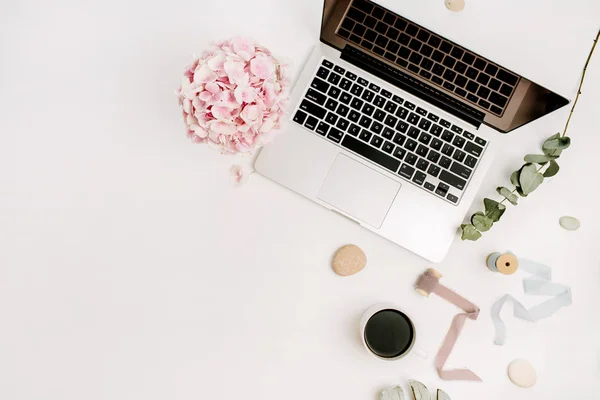 Moderner Schreibtisch Arbeitsplatz Mit Laptop Rosa Hortensienblütenstrauß Kaffeetasse Eukalyptuszweig Monsterblattteller — Stockfoto