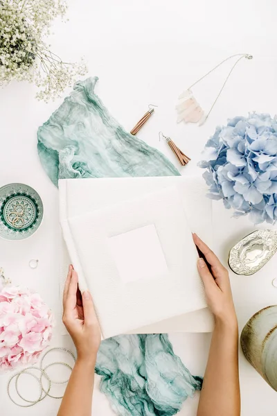 Las Manos Mujer Sostienen Álbum Fotos Boda Familiar Ramo Flores — Foto de Stock