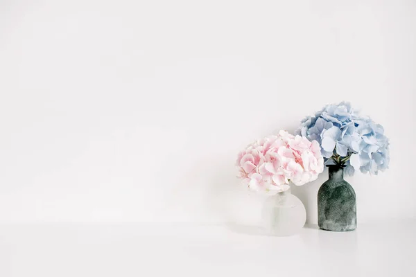 Ramos Flores Hortensias Rosa Azul Sobre Fondo Blanco Concepto Floral —  Fotos de Stock