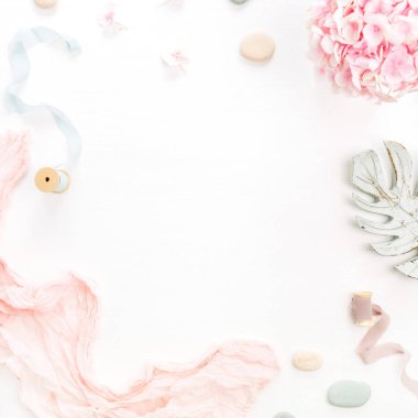 Ortanca çiçek buketi, okaliptüs şube, pastel pembe battaniye, monstera yaprak tabak beyaz arka plan üzerinde yuvarlak çerçeve. Düz yatıyordu, en iyi görünümü mockup metin için yer ile.