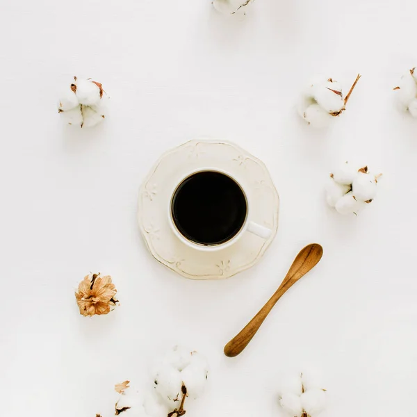 Flatlay Xícara Café Colher Madeira Botões Algodão Fundo Branco Vista — Fotografia de Stock