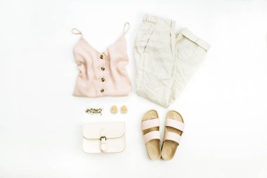 Düz yatıyordu, en iyi görünümü seyahat moda bak kadın giysi ve aksesuarları ile beyaz arka plan üzerinde. Kadın minimalist boho stil kavramı.