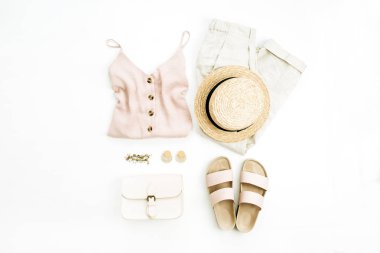 Düz yatıyordu, en iyi görünümü seyahat moda boho stili bak kadın giysi ve aksesuarları ile. Hasır şapka, terlik, çanta, bluz, bilezik, küpe, Pantolon beyaz arka plan üzerinde.