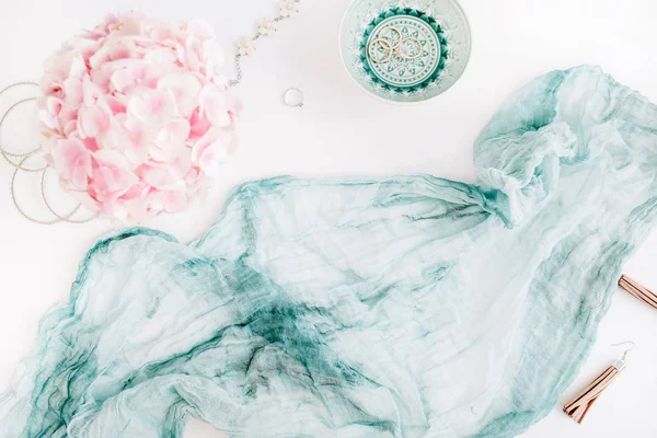 ターコイズ ブルーの毛布 カラフルなパステル カラーのアジサイの花の花束 白い背景の上の女性ファッション アクセサリー フラット横たわっていた トップ ビュー — ストック写真