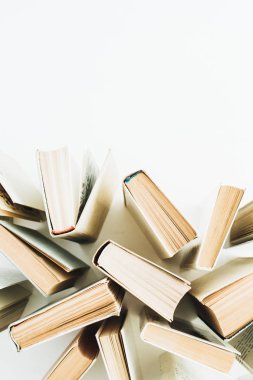 Beyaz zemin üzerine kitaplar. Düz yatıyordu, en iyi görünümü.