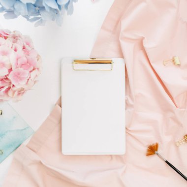 Sulu boya sanatçı ev ofis resepsiyon çalışma kopya alanı Pano, pastel ortanca çiçek buketi, suluboya resim, çok güzel battaniye ile. Düz yatıyordu, en iyi görünümü.