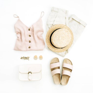 Düz yatıyordu, en iyi görünümü seyahat moda boho stili bak kadın giysi ve aksesuarları ile. Hasır şapka, terlik, çanta, bluz, bilezik, küpe, Pantolon beyaz arka plan üzerinde.