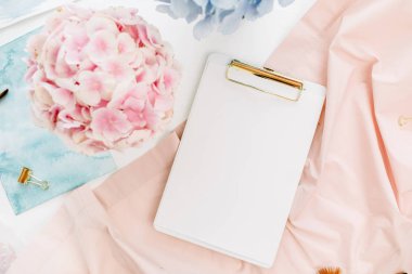 Sulu boya sanatçı ev ofis resepsiyon çalışma kopya alanı Pano, pastel ortanca çiçek buketi, suluboya resim, çok güzel battaniye ile. Düz yatıyordu, en iyi görünümü.