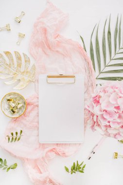 Kadın ev ofis resepsiyon çalışma ile boş kağıt Pano ve süslemeleri beyaz arka plan üzerinde. Düz yatıyordu, en iyi görünümü kadar sahte.