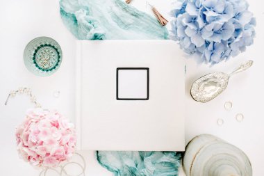 Aile düğün fotoğraf albümü, pastel renkli ortanca çiçek buketi, Turkuaz battaniye, dekorasyon beyaz arka plan üzerinde. Düz yatıyordu, en iyi görünümü moda mockup.
