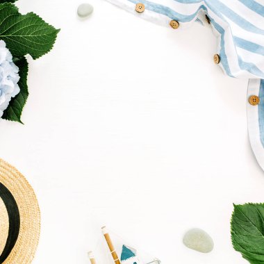 Çerçeve kenarlığı mavi ortanca çiçek, çizgili battaniye, hasır şapka beyaz arka plan üzerinde kopya alanı ile. Düz yatıyordu, en iyi görünümü mockup.