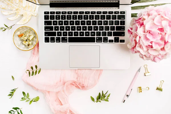 Vrouw Huis Bureau Met Laptop Roze Hydrangea Bloemen Boeket Pastel — Stockfoto