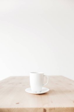 Temiz ahşap masa kahve fincan. Düz yatıyordu, en iyi görünümü minimalist arka plan.