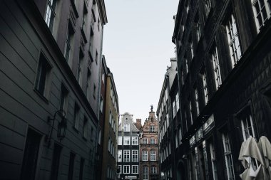 Cadde görünümü binalar eski kasaba Gdansk, Polonya. Doğu Avrupa'nın mimari.