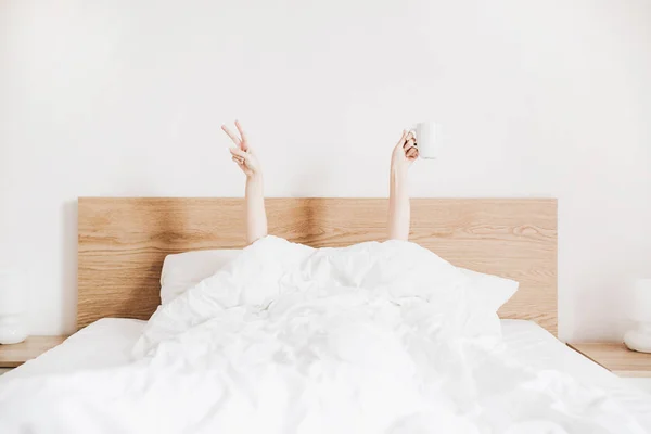 Mujer Joven Con Taza Café Cama Con Ropa Cama Blanca — Foto de Stock