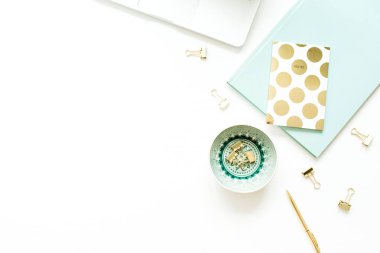 Düz yatıyordu, en iyi kadın modern ev ofis resepsiyon çalışma alanını göster beyaz arka plan üzerinde. En az iş kadar sahte.