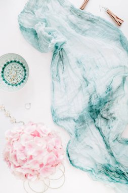 Turkuaz battaniye, pastel renkli ortanca çiçek buketi, beyaz arka plan üzerinde kadın moda aksesuarları ile şık kompozisyon. Düz yatıyordu, en iyi görünümü.