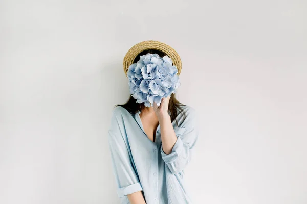 若い女性白背景に青保留のアジサイの花の花束 フラット横たわっていた トップ ビュー花美容ファッション概念 — ストック写真