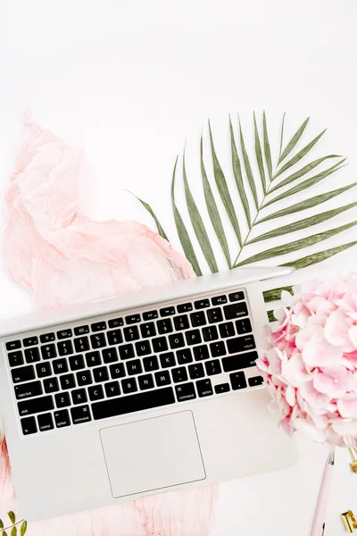 Femininer Home Office Schreibtisch Mit Laptop Rosa Hortensienblütenstrauß Pastelldecke Monsterblattteller — Stockfoto