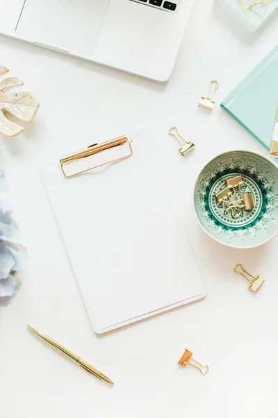 Escritório Casa Blogueiro Com Área Transferência Papel Branco Fundo Branco — Fotografia de Stock