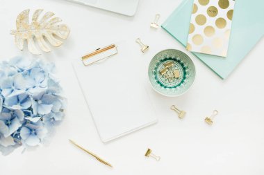 Modern ev ofis resepsiyon çalışma alanı boş kağıt Pano, ortanca çiçek buketi beyaz arka plan ile. Düz yatıyordu, en iyi görünümü kadar sahte.