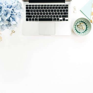 Ev ofis resepsiyon çalışma alanıyla laptop, ortanca çiçek buketi, aksesuar beyaz arka plan üzerinde. Düz yatıyordu, en iyi görünümü dekore edilmiş mockup.