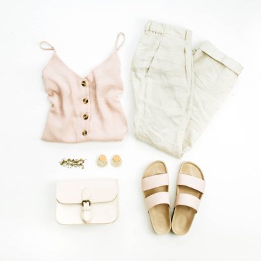 Düz yatıyordu, en iyi görünümü seyahat moda bak kadın giysi ve aksesuarları ile beyaz arka plan üzerinde. Kadın minimalist boho stil kavramı.