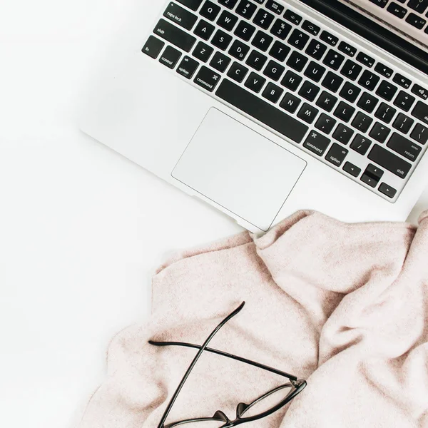 Fashion Blogger Home Office Przestrzeń Robocza Laptopem Okularami Swetrem Białym — Zdjęcie stockowe