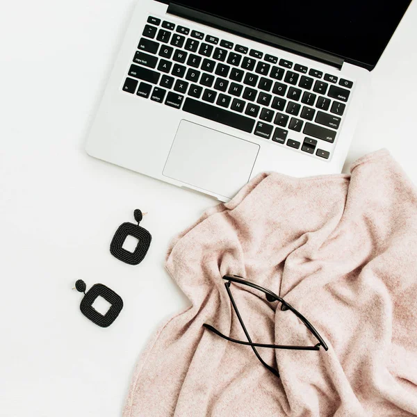 Fashion Blogger Home Office Area Kerja Dengan Laptop Kacamata Anting — Stok Foto