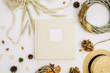 Sonbahar düğün veya aile fotoğraf albümü, çelenk çerçeve, dize kötü, çavdar kulaklar, koniler, kuru yapraklar, beyaz arka plan üzerinde hasır şapka ile sonbahar kompozisyon. Düz yatıyordu, en iyi görünümü natürmort kavramı alay.
