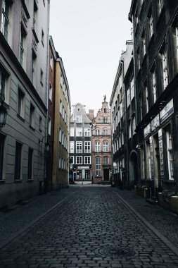 Cadde görünümü binalar eski kasaba Gdansk, Polonya. Doğu Avrupa'nın mimari.