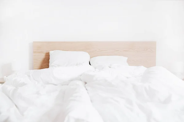 Ліжко Чистою Білою Постільною Білизною Білою Стіною Квартири Оренду Концепція — стокове фото