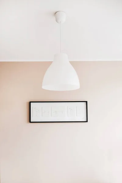 Minimalistische Einrichtung Des Wohnzimmers Mit Weißer Lampe Pastellrosa Wand Und — Stockfoto