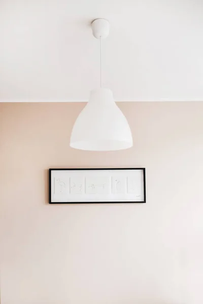 Minimalistisk Interiør Stue Med Hvid Lampe Pastel Pink Væg Maleri - Stock-foto