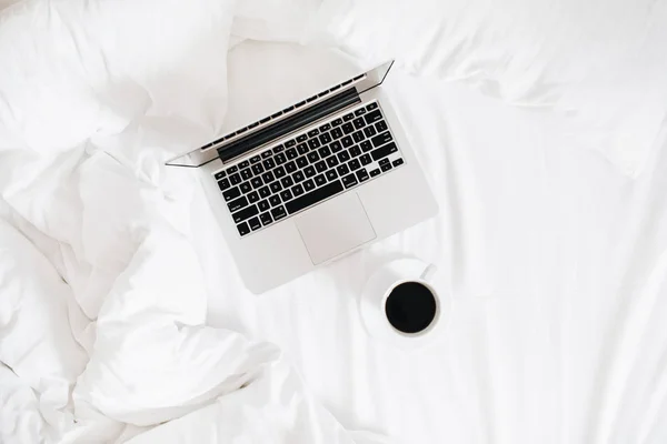 Dolgozik Reggel Koncepció Laptop Kávé Fehér Ágynemű Ágyban Lapos Feküdt — Stock Fotó