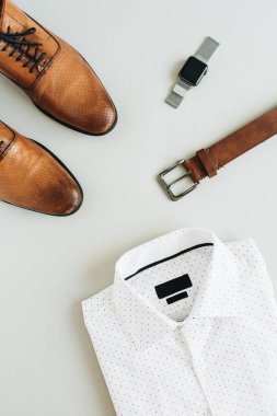 Erkekler moda kompozisyon izle, gömlek, kemer ve ayakkabı ile. Düz yatıyordu, en iyi görünümü modern giysiler.