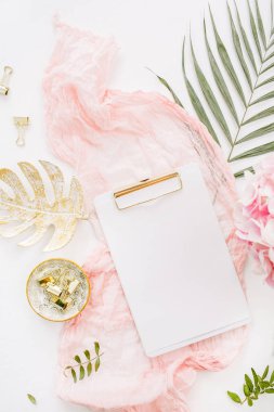 Kadın ev ofis resepsiyon çalışma ile boş kağıt Pano ve süslemeleri beyaz arka plan üzerinde. Düz yatıyordu, en iyi görünümü kadar sahte.