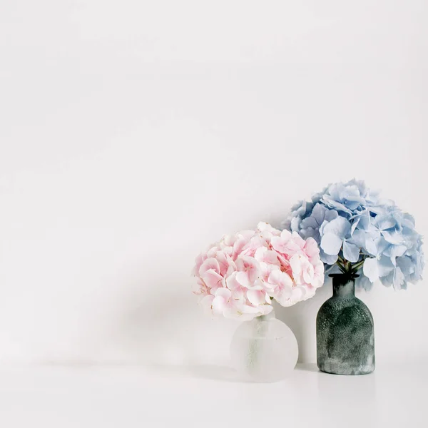 Ramos Flores Hortensias Pastel Rosa Azul Sobre Fondo Blanco Concepto —  Fotos de Stock