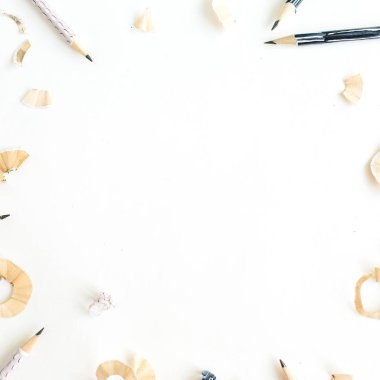 Yuvarlak kare kalemler ve beyaz arka plan üzerinde talaşı. Düz yatıyordu, en iyi görünüm sanat kavramı.