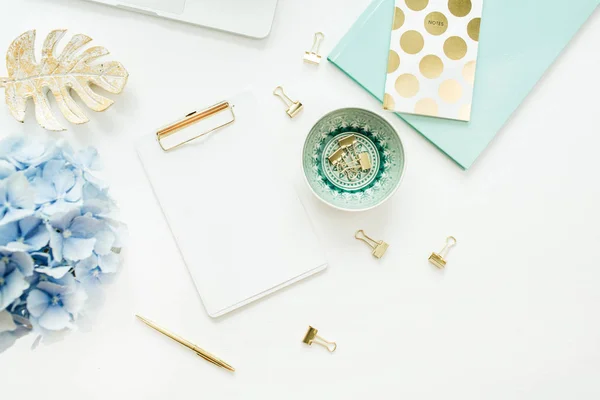 Kantoor Aan Huis Bureau Werkruimte Met Blanco Papier Klembord Hortensia — Stockfoto