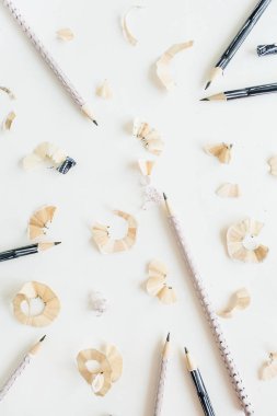 Kalemler ve beyaz arka plan üzerinde talaşı. Düz yatıyordu, en iyi görünüm sanat kompozisyon.