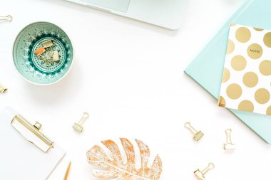 Düz yatıyordu, en iyi görünümü kadın çalışma alanı çerçeve beyaz arka plan üzerinde. Modern blog ev ofis masası.