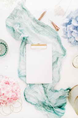 Clipboard ile kopya alanı, Turkuaz battaniye, pastel renkli ortanca çiçek buketi, kadın moda aksesuar beyaz arka plan üzerinde. Düz yatıyordu, en iyi görünümü mockup.
