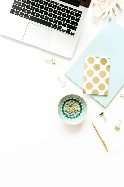 Moderne Kantoor Aan Huis Bureau Met Laptop Accessoires Witte Achtergrond — Stockfoto