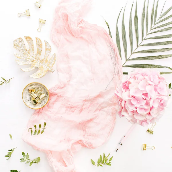 时尚的组成与粉红色绣球花花束 热带棕榈叶 粉彩毯 龟背竹叶板和配件在白色的背景 顶部查看玫瑰金桌 — 图库照片