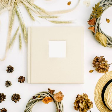 Sonbahar sonbahar düğün veya aile fotoğraf albümü, çavdar kulaklar, koniler, çelenk çerçeve, dize kötü ile kompozisyon kuru yaprakları beyaz arka plan üzerinde. Düz yatıyordu, en iyi görünümü kadar sahte.